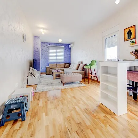 Plum Apartment *